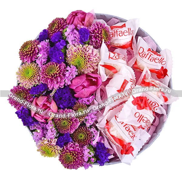 Цветочный бисквит - коробка с цветами и конфетами